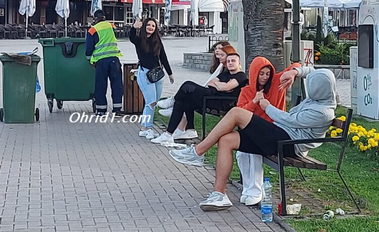 КОМУНАЛЕЦ чисти додека младите продолжуваат со забавата по парковите и на кејот во Охрид