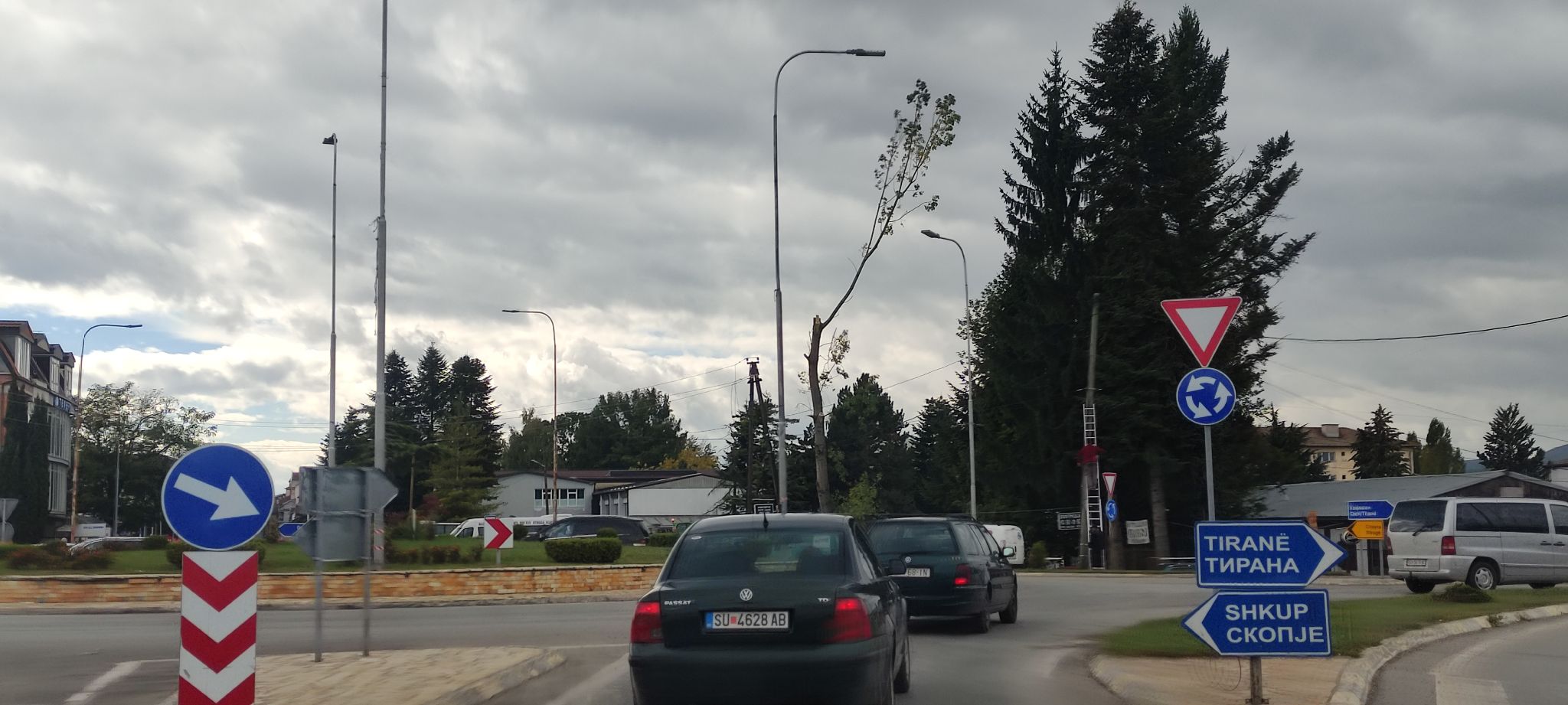 (ФОТО) Се сечат гранките кај средните училишта на влезот од Струга – Ohrid1