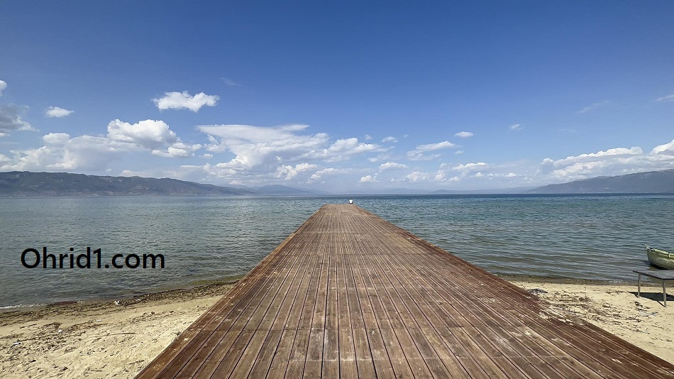 Платфромата на сликата по слободна проценка е поголема од пристаништето во Охрид. Само оваа платформа веројатно е поголема од сите платфроми кои се урнаа во Охрид, а во моментов изградени се две вакви платфроми и две се во градба.