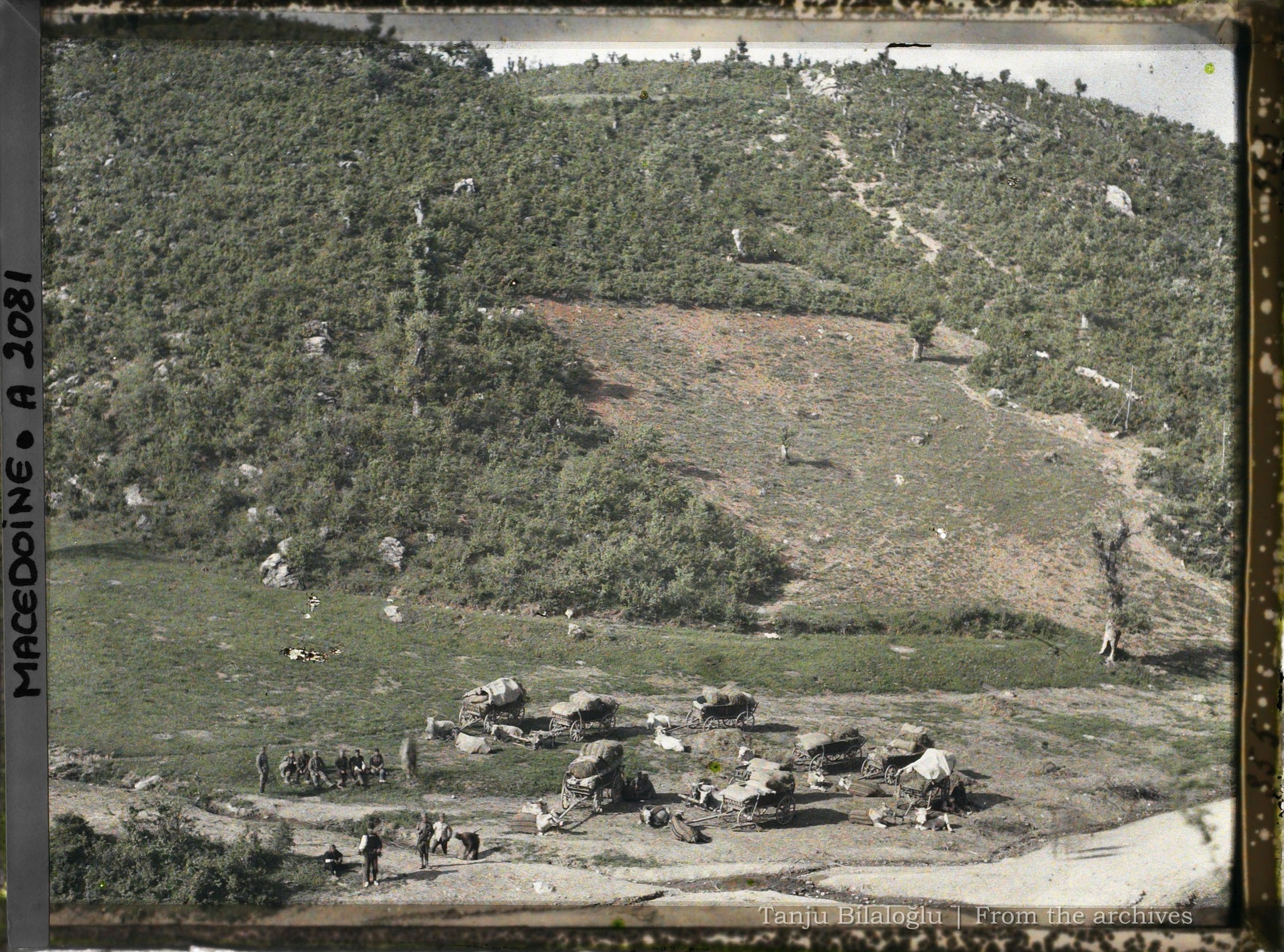 Караван покрај река и шума на падините, помеѓу Ресен  и Охрид, Македонија, 1913 годинаФотографија: Огист Леон | Архиви на планетата (колекција на Алберт Кан)
Извор: Одделски музеј Алберт-Кан
 (јавен домен)