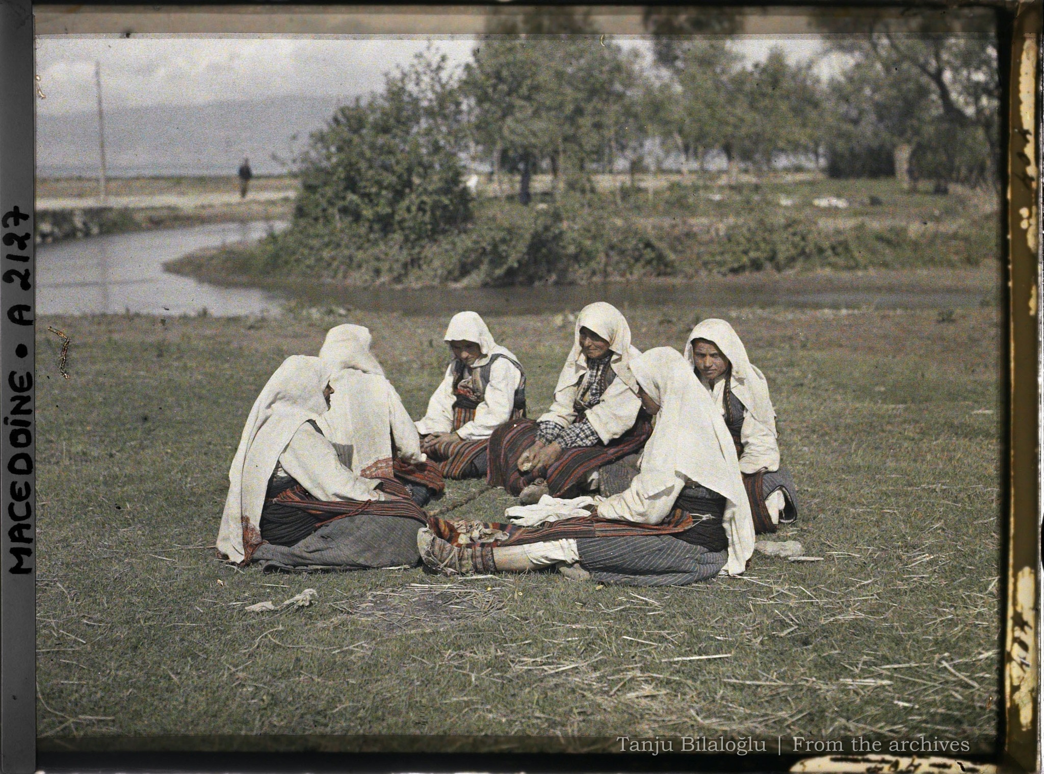 Селски жени појадуваат, помеѓу Охрид и Струга, Македонија, 1913 годинаФотографија: Огист Леон | Архиви на планетата (колекција на Алберт Кан)
Извор: Музеј на одделот Алберт-Кан
CC0 (јавен домен)